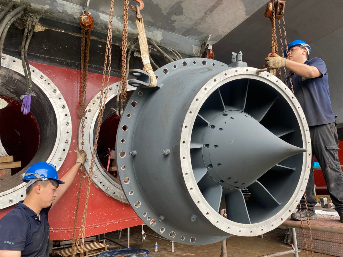 水噴射推進器吊裝施工